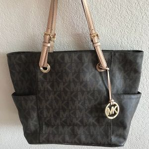Like new Michael Kors Signature Tote
